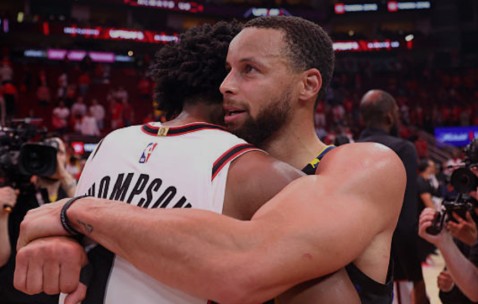 开云体育-关于库里回归赛场，赛事规则更新首场状态亮眼，热火观众沸腾！的信息